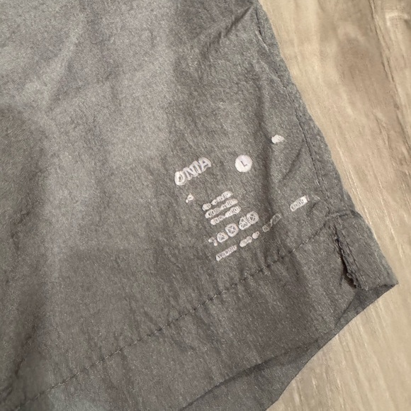 Onia Straight-Leg Mid-Length Crinkled Swim Shorts - Picture 6 of 10